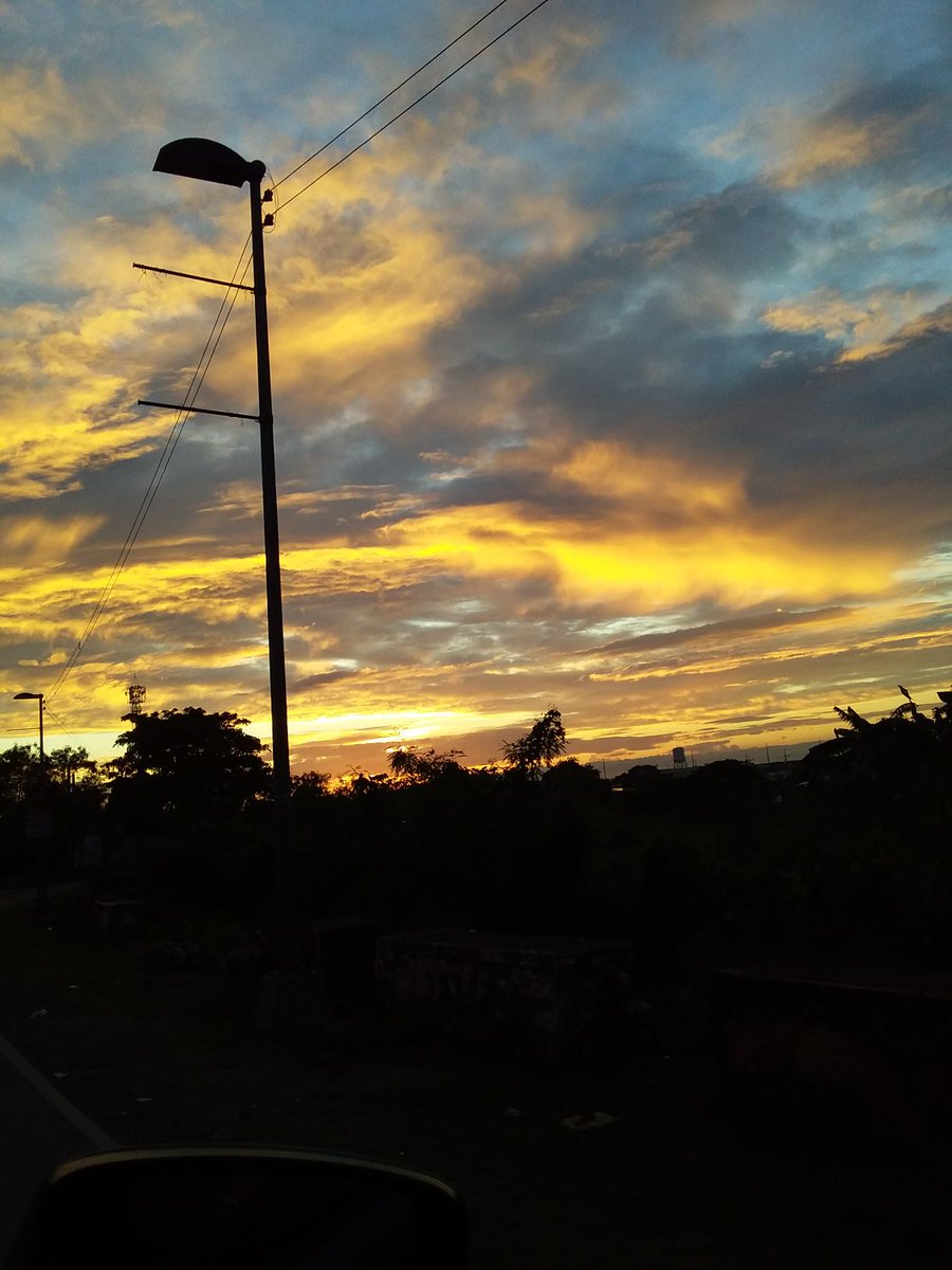 Sen_Zen_'s tweet photo. Came home from work  , The cloud making me feel like im in the lands between in elden ring... 

#ELDENRING https://t.co/NSWfdMVNiG