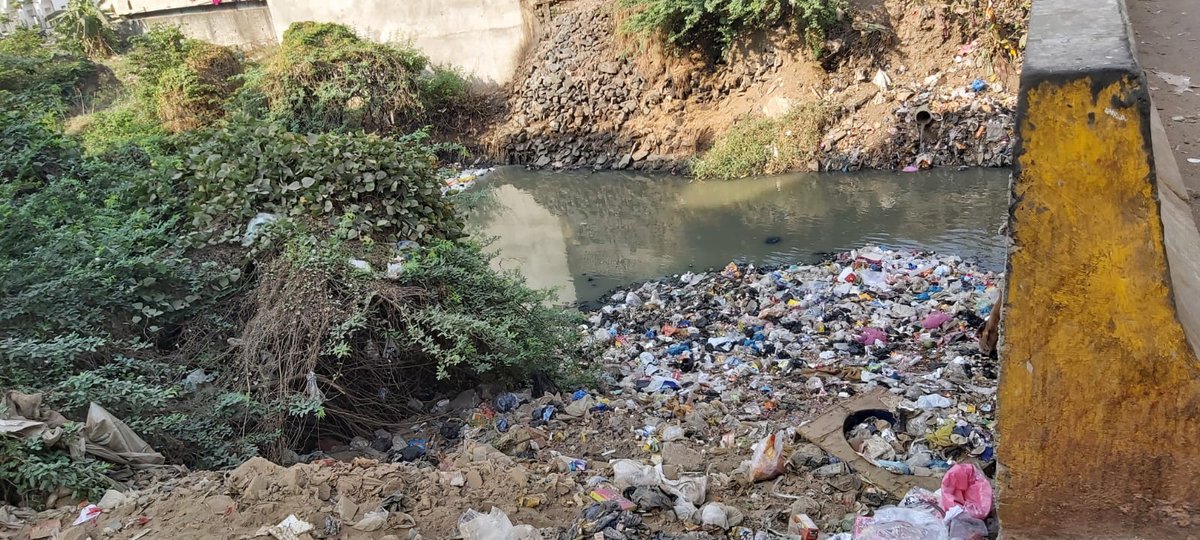 bablusingh60's tweet photo. @CorpMunicipal @banchha1 is it the Smart City Surat Really ? @ArvindKejriwal @msisodia is it better than delhi ? @gujratsamachar @tv9gujarati @sudhirchaudhary we have more example @Bhupendrapbjp @CRPaatil 🙏🙏🙏🙏 @swachhbharat https://t.co/KvSyhRyMVQ