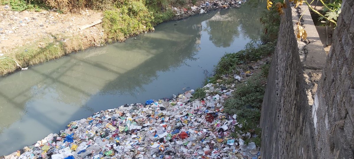 bablusingh60's tweet photo. @CorpMunicipal @banchha1 is it the Smart City Surat Really ? @ArvindKejriwal @msisodia is it better than delhi ? @gujratsamachar @tv9gujarati @sudhirchaudhary we have more example @Bhupendrapbjp @CRPaatil 🙏🙏🙏🙏 @swachhbharat https://t.co/KvSyhRyMVQ