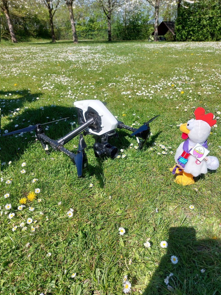 TeCoHit's tweet photo. Mijn kippetjes kraakte de code! Ik heb mijn drone terug! De #groepsfoto is gemaakt. En ik heb mijn drone geïnspecteerd en hij is weer helemaal van ons! Goed gedaan #TeCoHit! Jullie waren geweldig van het weekend! #Hit2022 https://t.co/dzGrA5s44b