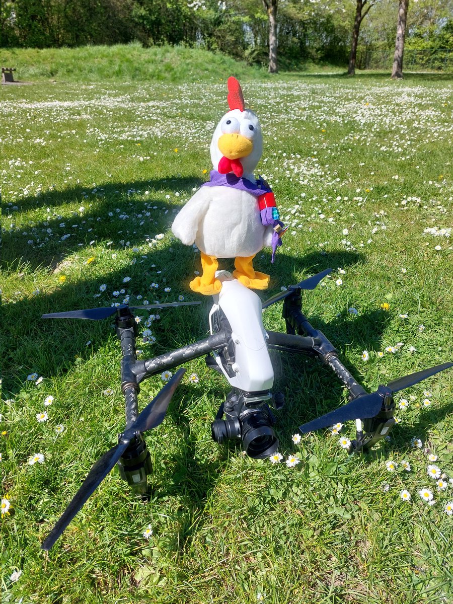 Mijn kippetjes kraakte de code! Ik heb mijn drone terug! De #groepsfoto is gemaakt. En ik heb mijn drone geïnspecteerd en hij is weer helemaal van ons! Goed gedaan #TeCoHit! Jullie waren geweldig van het weekend! #Hit2022