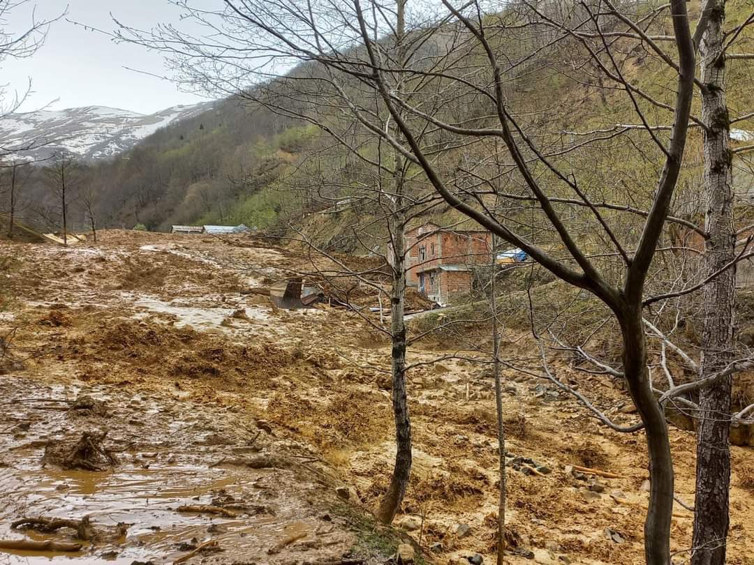 devasurmene's tweet photo. Geçmiş Olsun Oylum
Oylum Mahallemiz de meydana gelen heyelan felaketinde can kaybı olmaması yüreğimizi su serpmiştir.
Yaşanan felaketten etkilenen  tüm vatandaslarimiza geçmiş olsun dileklerimizi iletiyoruz. https://t.co/3fWZUsnIoJ