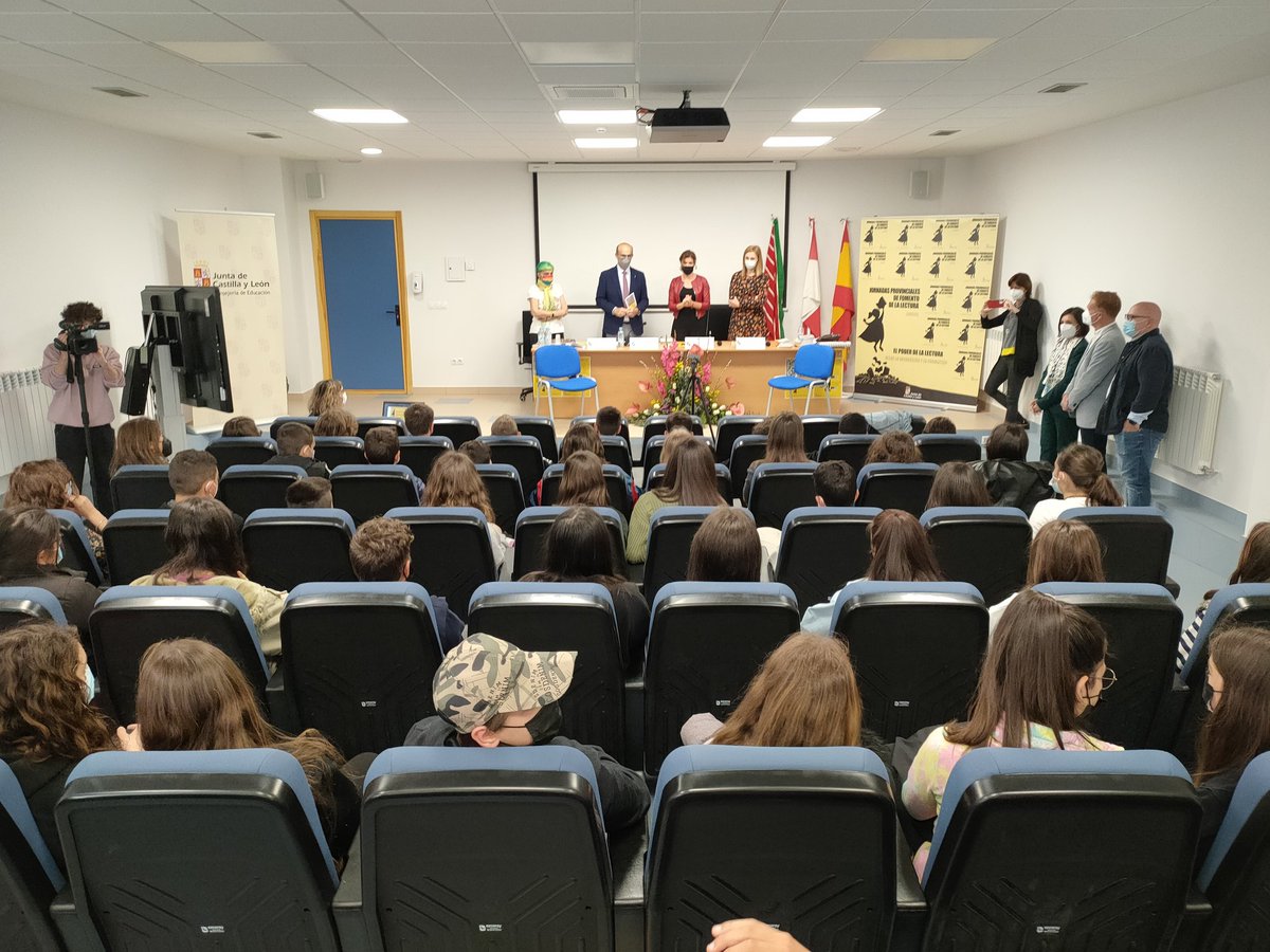 #zamoralee La Delegada Territorial de <a href="/jcyl/">Junta de Castilla y León</a> en Zamora agradece a <a href="/chikifabre/">Chiki Fabregat</a>, a @Beaoses y a toda la comunidad educativa <a href="/educacyl/">Educación JCyL</a> de Zamora el compromiso con el fomento de la lectura en esta II Edición "Construyendo historias desde la ventana" <a href="/Hoy_Libro/">¡Hoy Libro!</a> <a href="/cfiebenavente/">cfiebenavente</a>