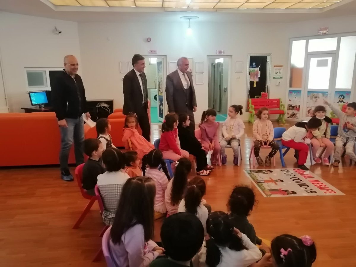 bingolmem's tweet photo. Kaldığımız Yerden Aynı Heyecanla Devam Ediyoruz👨🏻‍🏫🧑🏻‍🏫

İl Milli Eğitim Müdürümüz Sn. @kadriengin bir haftalık ara tatilin ardından Karşıyaka Anaokulunda minik öğrencilerimizle bir araya geldi.

@tcmeb @bingolvaliligi https://t.co/CsvtVJ3uRS