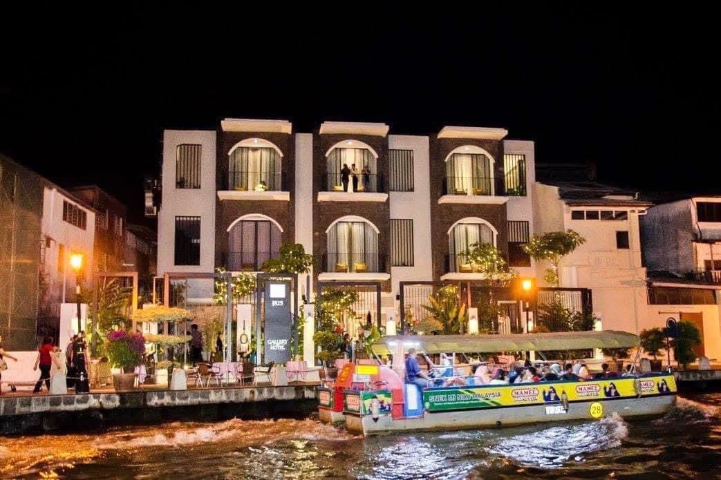 JalanCutiSantai's tweet photo. Antara Hotel cantik dekat Melaka. Dia punya styles ala-ala Middle Eastern camtu 😍 Interior dalaman cantik dan cozy. 

Rate dari RM130/night 🤩

📍1825 Gallery Hotel, Melaka https://t.co/Zu9QJfFzZ3