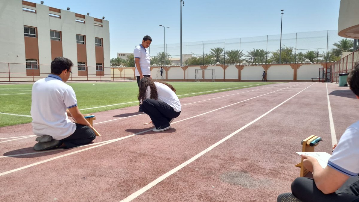 Y12 AS #physics students calculating the optimum angle to launch a projectile #Science #futureengingeers @NASA #STEM #scienceinaction https://t.co/PjGU0GX8RF