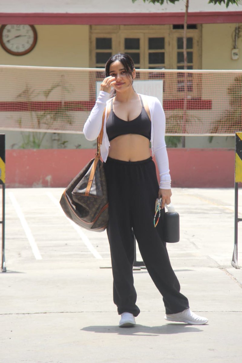 middaygujarati's tweet photo. #NehaSharma spotted in Bandra
#Actors #BollywoodActors #ActorsUpdates #BollywoodCelebrity #BollywoodStar #CasualOutfit #CasualLook #CasualAttire #CasualAvatar #CelebSpotted #CelebOuting https://t.co/BKZW2IeDpy