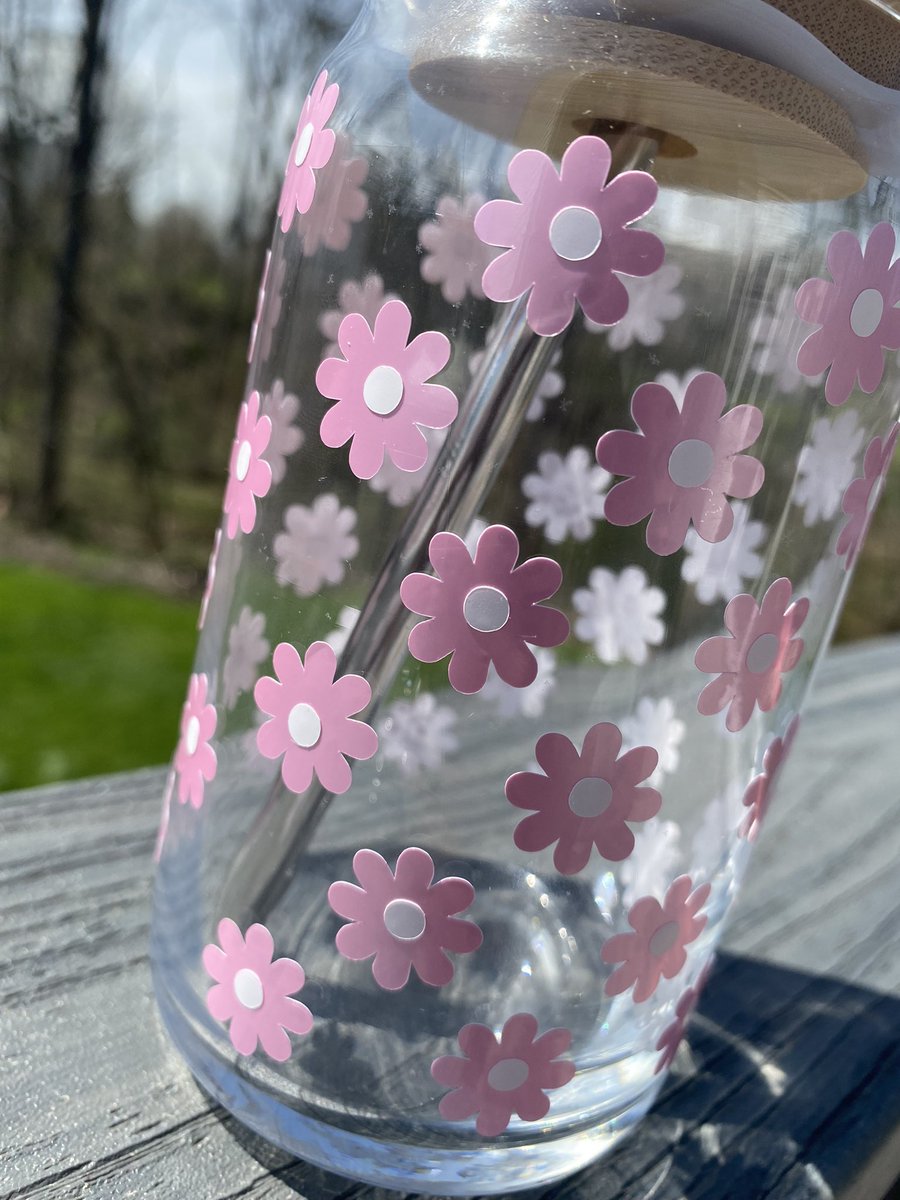 thecraftybean_'s tweet photo. I meaaaan who doesn’t want a cute daisy glass for spring and summer?! Check out Etsy to see all the fun! https://t.co/hzdubdw18M