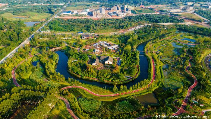 ECOWARRIORSS's tweet photo. A good move by #China turns cities into sponges to stop flooding
Instead of relying on "gray infrastructure" of levees, pipes, dams and channels, sponge cities allow urban areas to absorb water in times of high rainfall and release it in times of drought.https://t.co/BtRYrMyQyM https://t.co/HELH8mXmy4