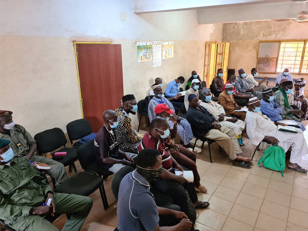 Sur le terrain les sessions d'engagement communautaire se poursuivent avec ce l'étape de Yanfolila avec l'appui de l'#OMS. Autorités politiques et adm, leaders religieux et traditionnels, femmes et jeunes, radios, traditherapeutes,enseignants tous étaient présents.