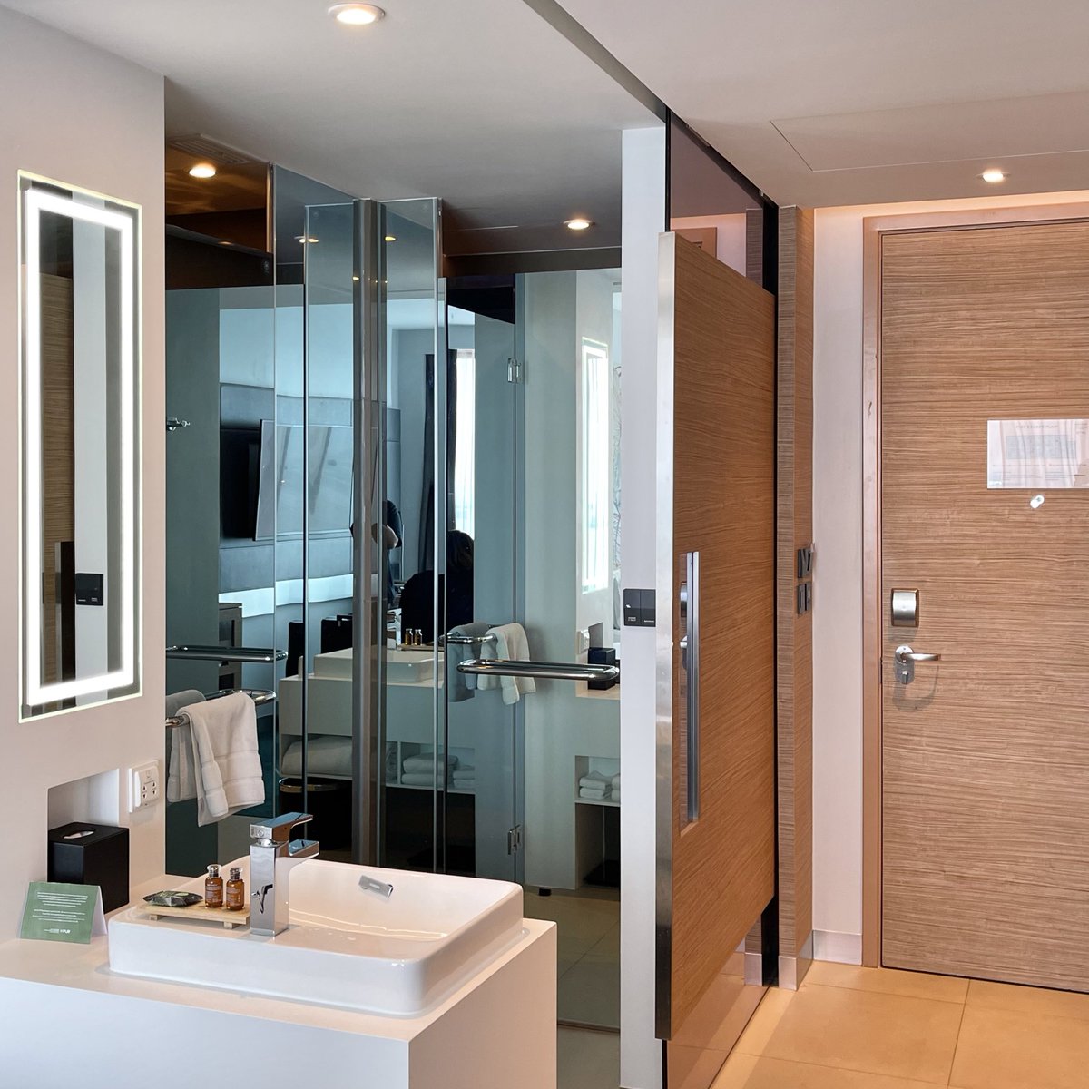 ถ้ามาเที่ยวบางแสน, ศรีราชา แล้วหาห้องพักดีๆยาก กุแนะนำ Novotel Marina Sriracha &amp; Koh Si Chang ราคา 2,200 วิวทะเลโคตรปัง ห้องพักดี สะอาดมาก ที่นอนโคตรสบาย หลับจม น้ำฟักบัวแรงได้ใจ แต่ไม่เจ็บผิว  ชอบมากกกก