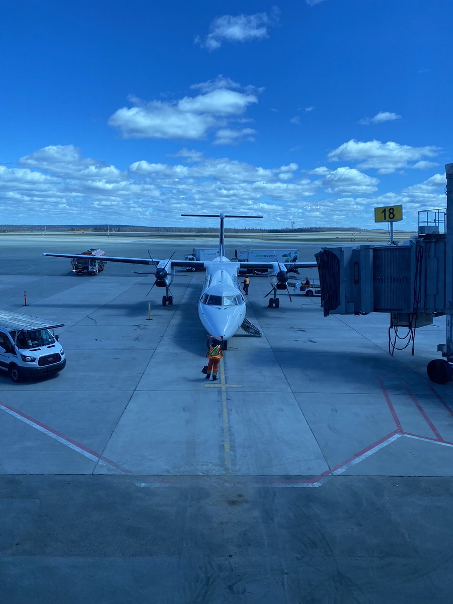 SnarkyRedhead's tweet photo. Oh!!! This is why the flight home is so much longer than usual. #ItsLittle #HomeForEaster #BackToTheGTA https://t.co/OFnnyLOebT
