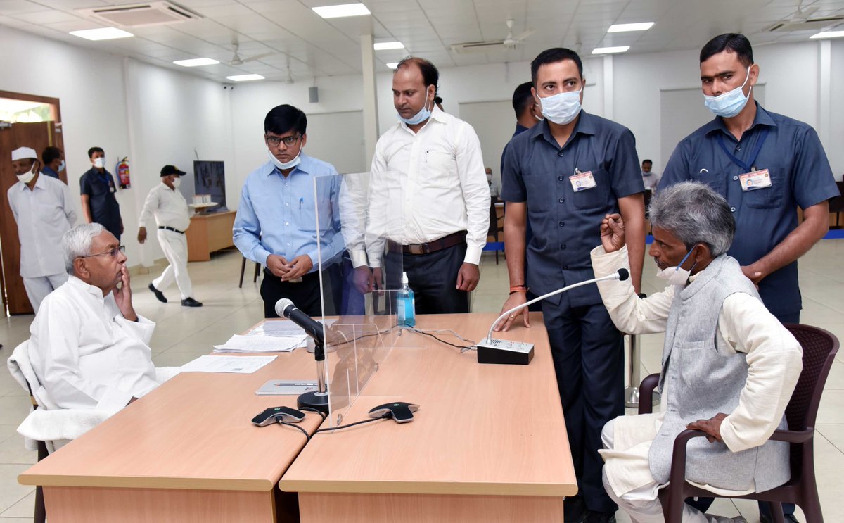 NitishKumar's tweet photo. 4, देशरत्न मार्ग स्थित मुख्यमंत्री सचिवालय परिसर में आयोजित ‘जनता के दरबार में मुख्यमंत्री’ कार्यक्रम में राज्य के विभिन्न जिलों से पहुंचे लोगों की समस्याओं को सुना और संबंधित विभागों के अधिकारियों को समाधान के लिए समुचित कार्रवाई के निर्देश दिए। https://t.co/HasuahVxQW