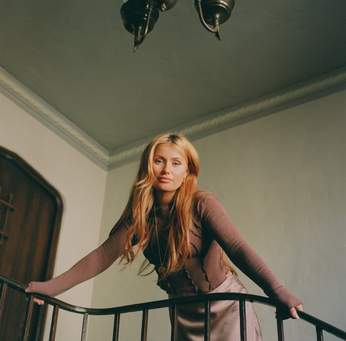 AtlanticRecords's tweet image. Welcoming the one and only @eloise to the Atlantic Records family 🌊 🌊 

Her debut EP, 𝘚𝘢𝘥 𝘉𝘪𝘳𝘥 (𝘛𝘩𝘦 𝘏𝘶𝘳𝘵𝘪𝘯𝘨 𝘗𝘩𝘢𝘴𝘦), is available for pre-save now: EloiseAlterman.lnk.to/HER-SBLS