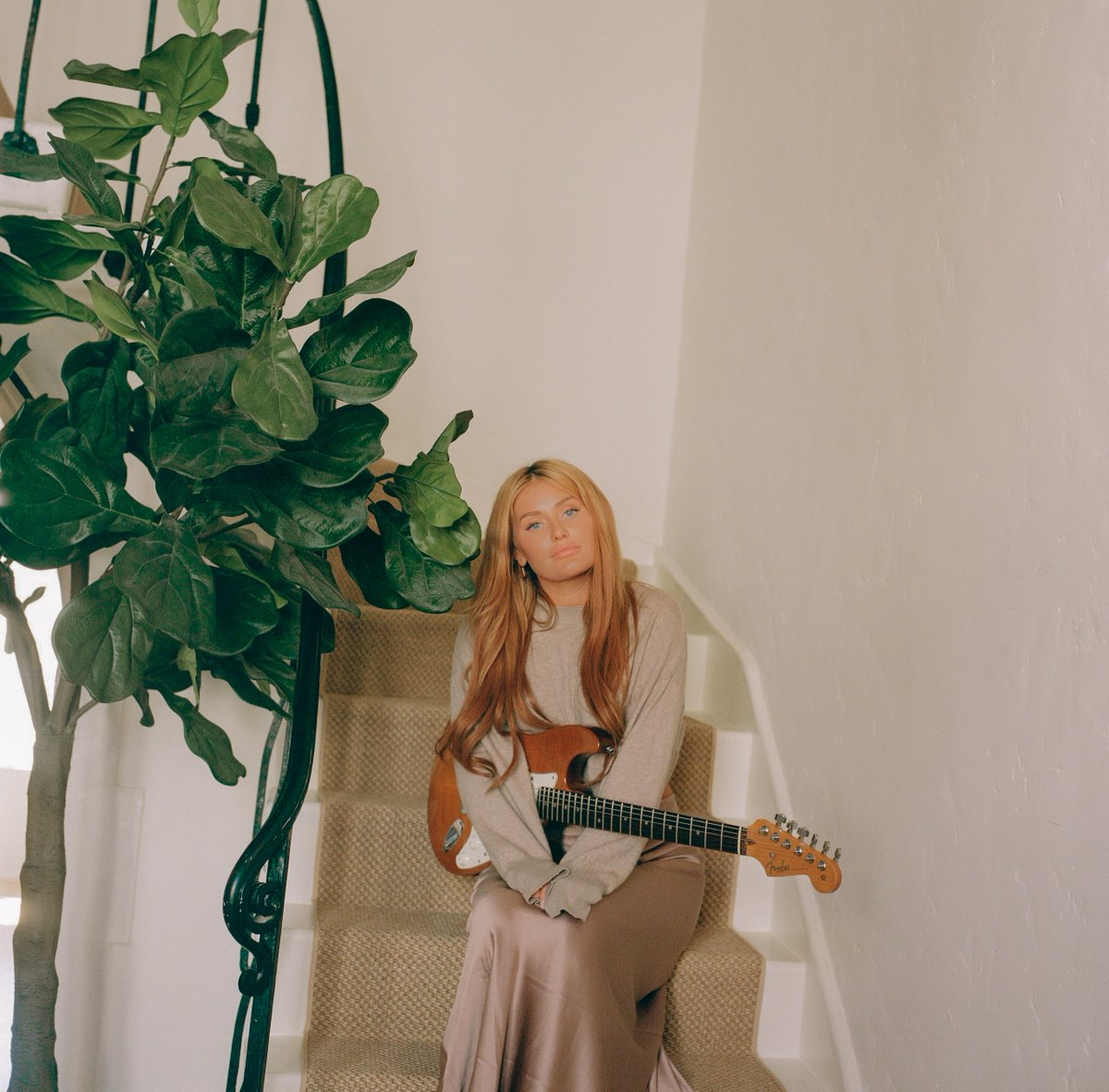 AtlanticRecords's tweet image. Welcoming the one and only @eloise to the Atlantic Records family 🌊 🌊 

Her debut EP, 𝘚𝘢𝘥 𝘉𝘪𝘳𝘥 (𝘛𝘩𝘦 𝘏𝘶𝘳𝘵𝘪𝘯𝘨 𝘗𝘩𝘢𝘴𝘦), is available for pre-save now: EloiseAlterman.lnk.to/HER-SBLS