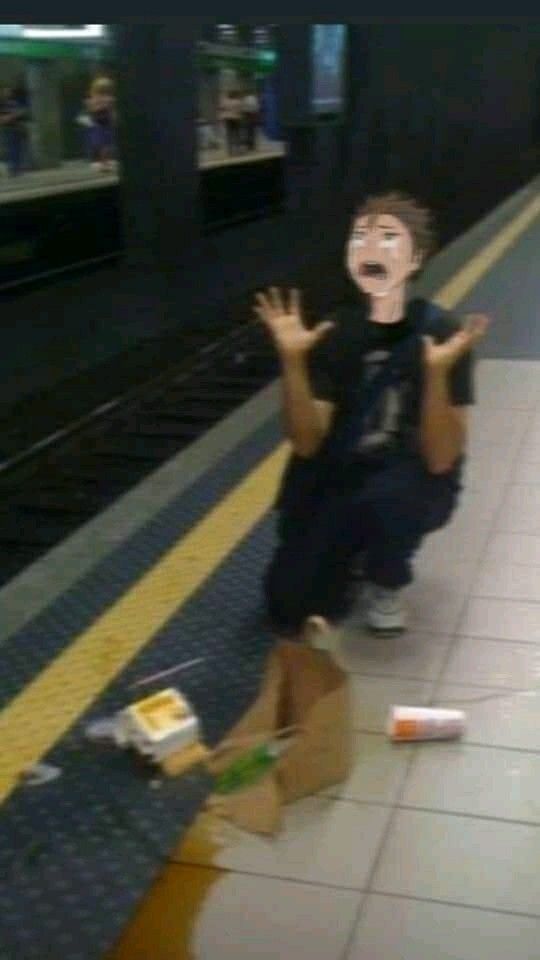 rorinthunder's tweet photo. Ho lasciato un attimo il rave per fare rifornimento al Mc ma quel bastardo di Oikawa mi ha fatto cadere https://t.co/ylHgU4KwG7