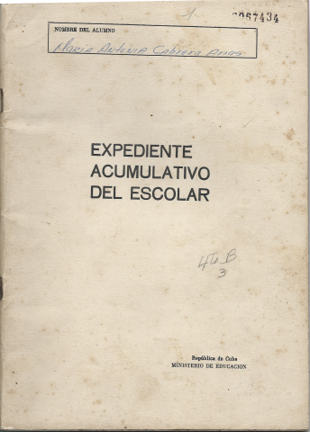 CubaOrtografia's tweet image. EL EXPEDIENTE ACUMULATIVO ESCOLAR - Otro mecanismo diabólico de chantaje, represión y manipulación de la dictadura con los estudiantes cubanos. No es exageración, fue una realidad impuesta desde 1964 para amedrentar y coaccionar a los alumnos en edades tempranas. Abro hilo.