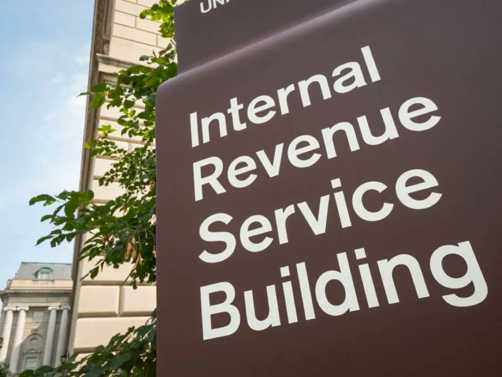 It's deadline day! Make sure you file, or extend, before 11:59 and check out the IRS's 'State of the IRS' update posted on the <a href="/TaxPracticeNews/">Tax Practice News</a> website. buff.ly/383vx0R