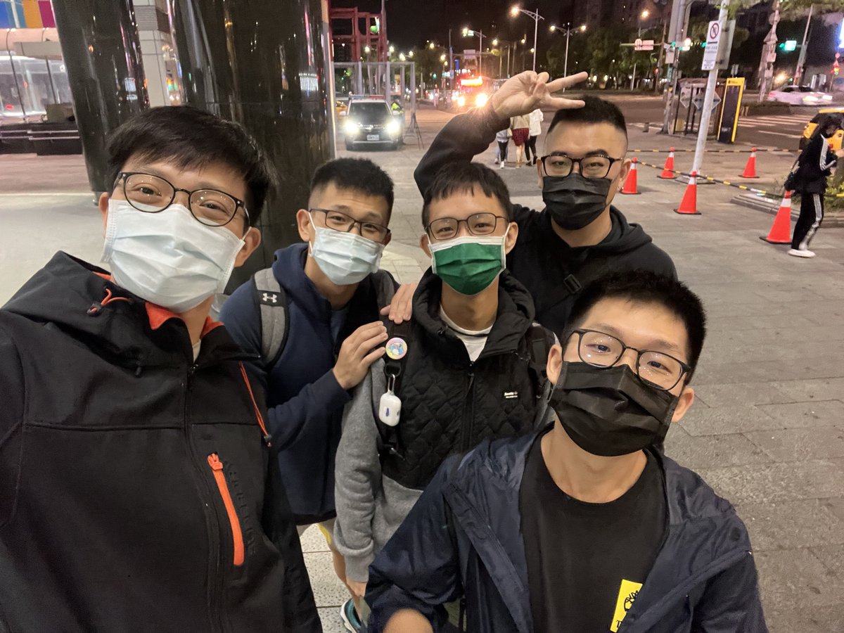 flame_262's tweet photo. 今年生日過的跟往年不一樣了
每年���日都是自己在家躲起來
今年生日過的很充實
下午跟朋友一起運動
晚上跟一群朋友們唱歌
感謝大家今天一整天的祝福
也收到了一些好久沒���的朋友們的祝福
#祝自己生日快樂 
#疫情趕快過完
#今年讓自己順遂 https://t.co/iE0uVI4VBW