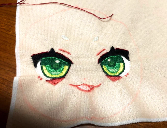 ぬい進捗顔刺繍出来た〜!よれたけど綿詰めるし大丈夫でしょうアウラちゃんのおめめは輪っかがあって大変だった( ◜ᴗ◝) 