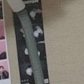 빵뉴TMI 포토게이는 빵빵이 침대 옆 벽에 붙어있다.....