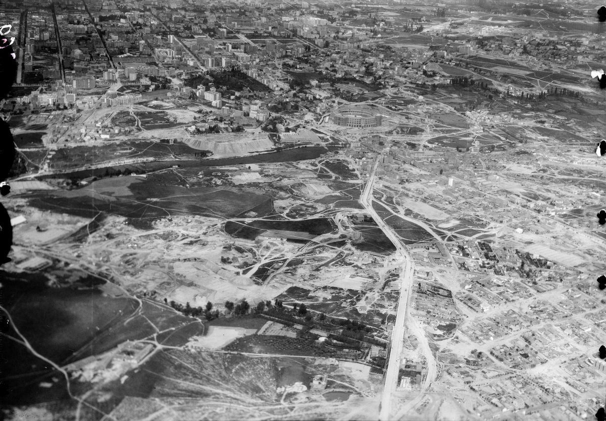 MadridAntiguo's tweet photo. #Madrid mirando hacia NO, 1928. Av. Daroca, desde Ventas y su barriada, parte en dos la foto y queda, izq., actual La Elipa dcha., El Carmen,Pueblo Nuevo y Quintana. Arroyo Abroñigal y sus huertas, actual M-30. Al fondo,el barrio Salamanca(Foto Walter Mittelholzer @ETHBibliothek) https://t.co/fWqUlFvGJs