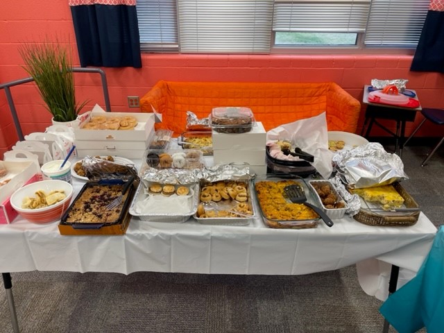 reiddinos's tweet photo. Today we celebrated all our campus volunteers! We truly appreciate all the time they spend with us. We couldn't do it without them #dinoleaders #leadwithHEART #DINOvolunteers https://t.co/KI4jXLcZRf