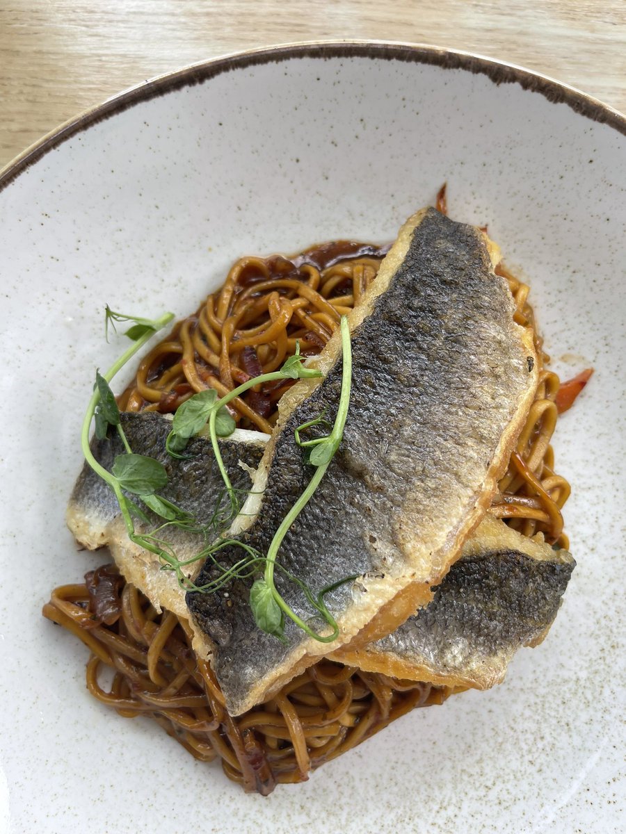 Hellen Bach tweet media