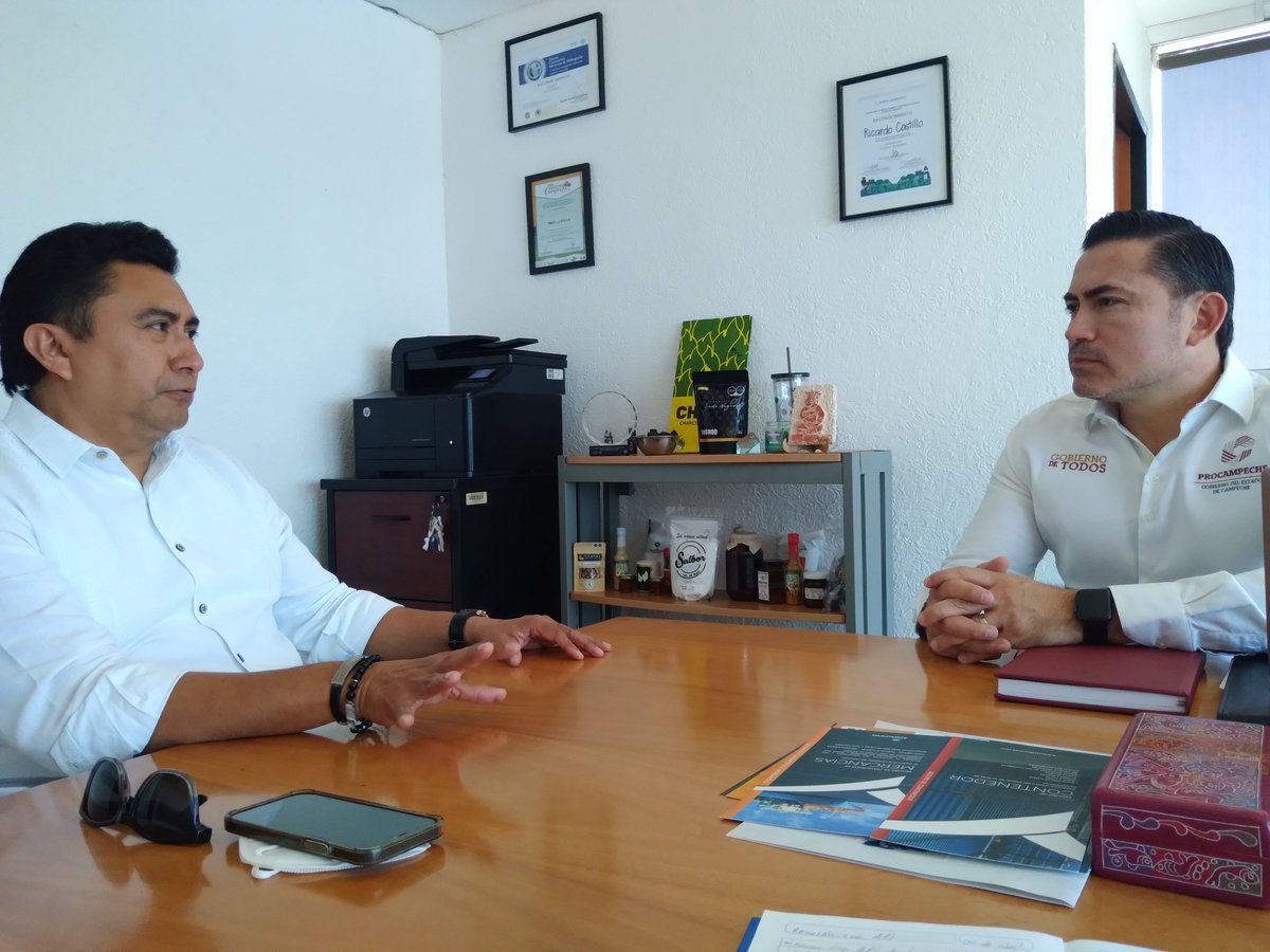 INDEFOS's tweet photo. Los directores de #Indefos @JoseGuzmanChiMX y de #ProCampeche Ricardo Castillo Domínguez, sostuvieron una reunión de trabajo en la cual acordaron la realización de proyectos conjuntos en beneficio de la población en general.
#GobiernoDeTodos #IndefosParaTodos https://t.co/ET9gPz4YtJ