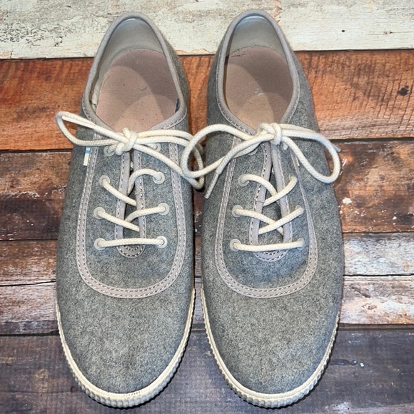 LisaHow166's tweet photo. So good I had to share! Check out all the items I'm loving on @Poshmarkapp #poshmark #fashion #style #shopmycloset #rozali #bamboo #toms: https://t.co/RcEYUx5eDQ https://t.co/v9W4PBpleJ