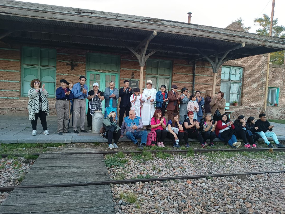leandrovesco's tweet photo. En Dufaur (Pigüé), para atraer turistas, sus vecinos personifican una obra de teatro que se desarrolla en todo el pueblo. Saludan en la estación y todo termina con un banquete criollo en el almacén. Hace diez años que hacen esto. Usan mi libro como Biblia. Son geniales. https://t.co/rEKnJYWlRn