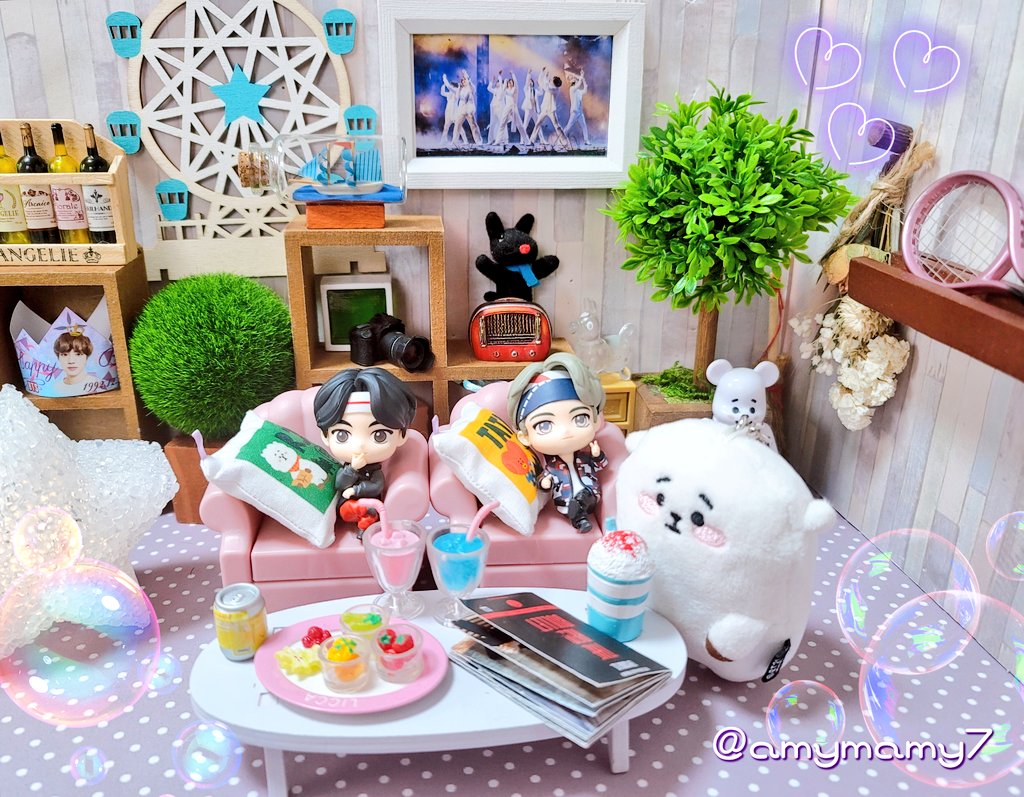 amymamy7's tweet photo. セリアで可愛いミニチュアのピンクソファを見つけたので、TinyTAN モニターフィギュアのジンくん達を座らせてみました🥰
色違いのパープルのソファも追加で買ったので
次はメンバーみんなを座らせてみようかな💜
#BTS #BT21 #ぬい撮  #セリア  #BTSJIN #TinyTAN  #monitorfigure
#セリア  #ミニチュア https://t.co/ZIJ1AE2Itp