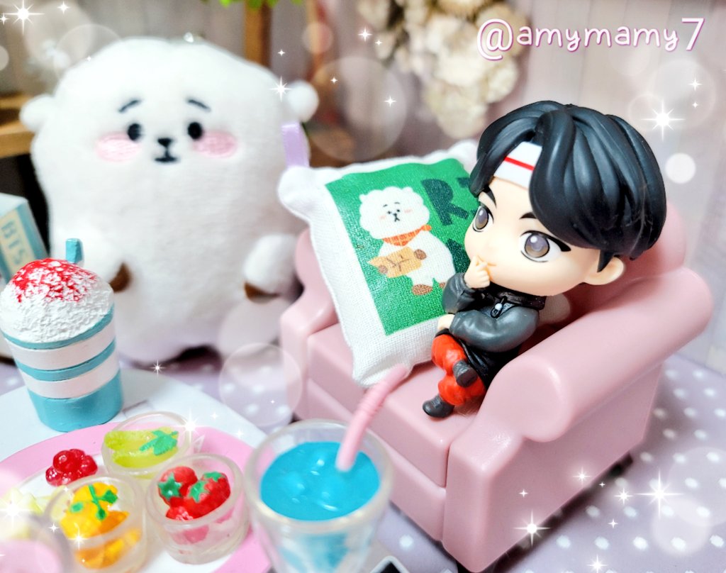 amymamy7's tweet photo. セリアで可愛いミニチュアのピンクソファを見つけたので、TinyTAN モニターフィギュアのジンくん達を座らせてみました🥰
色違いのパープルのソファも追加で買ったので
次はメンバーみんなを座らせてみようかな💜
#BTS #BT21 #ぬい撮  #セリア  #BTSJIN #TinyTAN  #monitorfigure
#セリア  #ミニチュア https://t.co/ZIJ1AE2Itp
