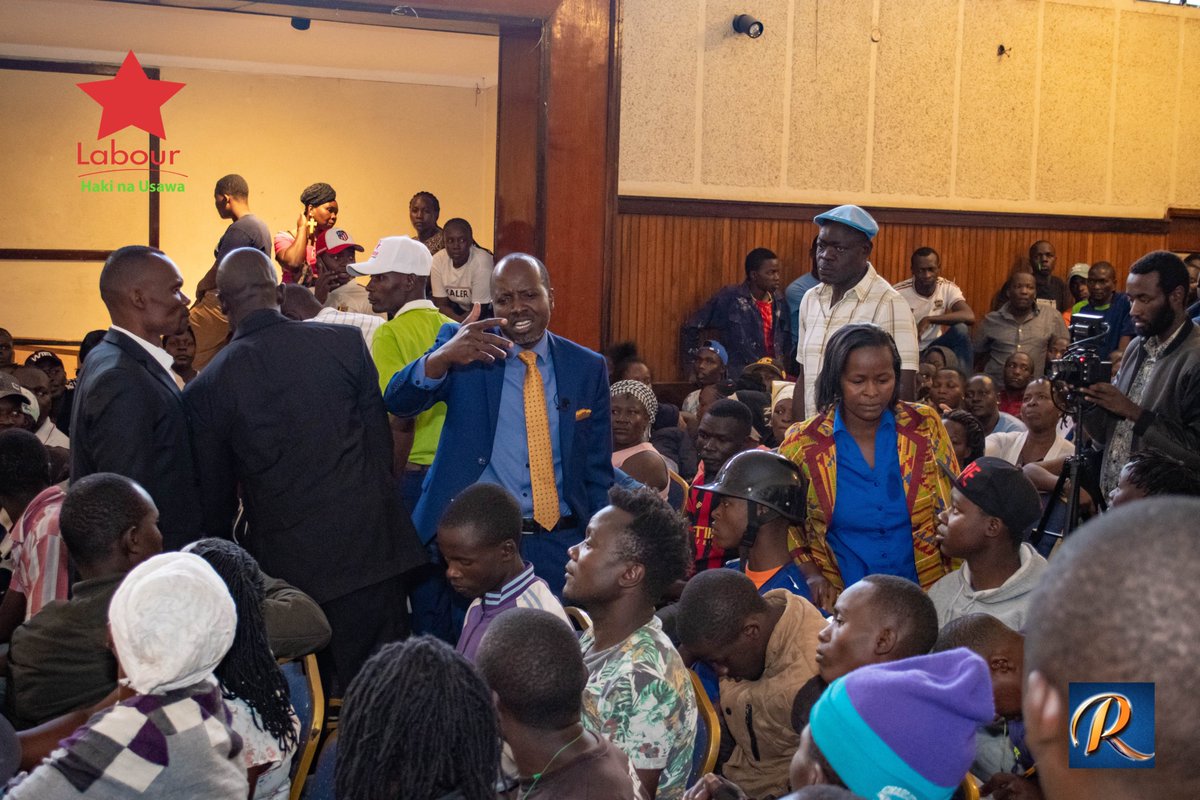 EngReubenLiyala's tweet photo. "Mimi ni mtu wa Kucheza Chini, Sina Tamaa ya kujilikana kama mbingwa" message to the elders in mathare  #Elections2022 #AzimioLaUmoja #SautiYaMathare #HakinaUsawa #TanoFresh #MPMathare2022 https://t.co/vtNjm1Rgzh