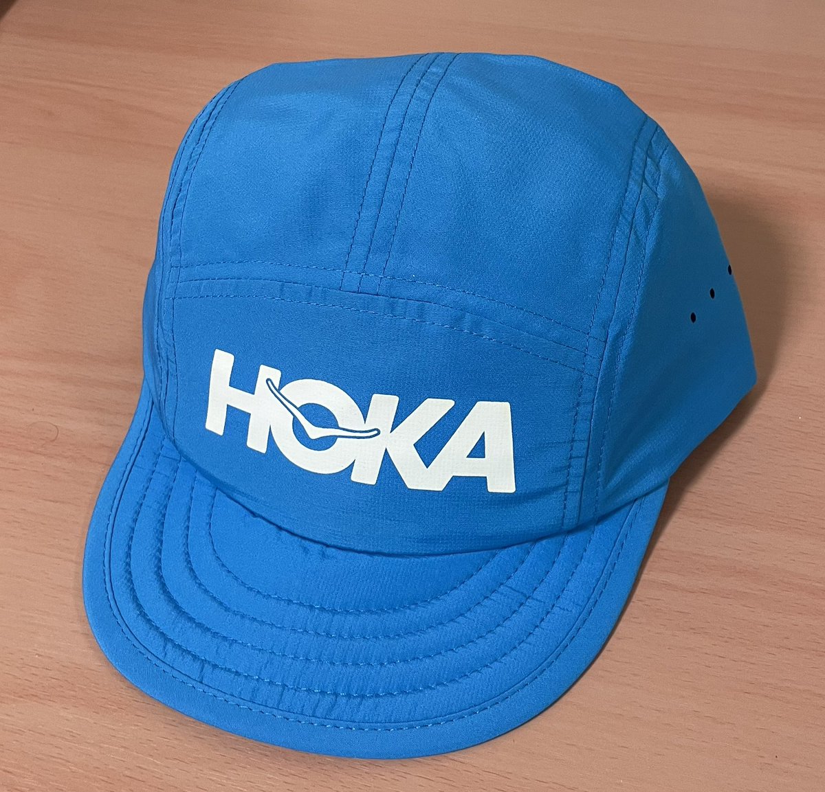 t_a_m_a_a's tweet photo. そしてHOKAのパッカブルトレイルハットも届いた！頭デカいのでサイズ感が心配でしたが、アジャスタを最大にしてジャストフィット。ONのキャップと並べてご満悦。
#HOKA #PACKABLETRAILHAT #ONrunning #LightweightCap https://t.co/KdRf4Y4sIV