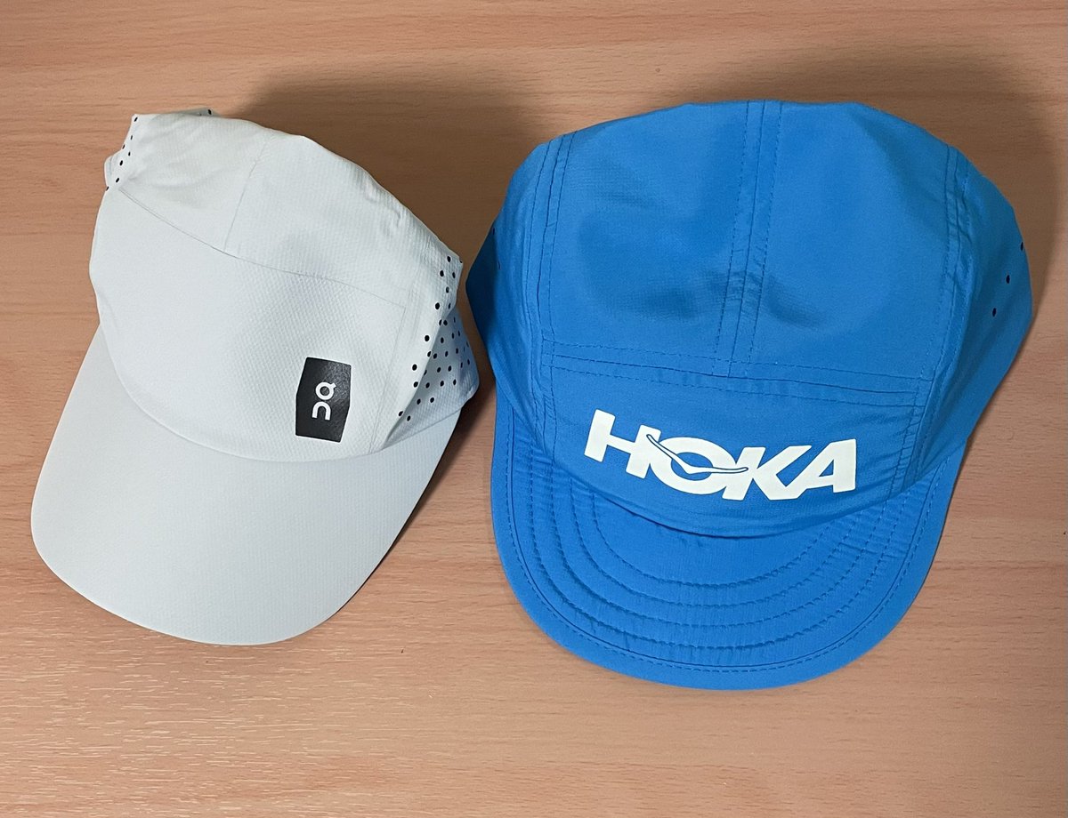 t_a_m_a_a's tweet photo. そしてHOKAのパッカブルトレイルハットも届いた！頭デカいのでサイズ感が心配でしたが、アジャスタを最大にしてジャストフィット。ONのキャップと並べてご満悦。
#HOKA #PACKABLETRAILHAT #ONrunning #LightweightCap https://t.co/KdRf4Y4sIV