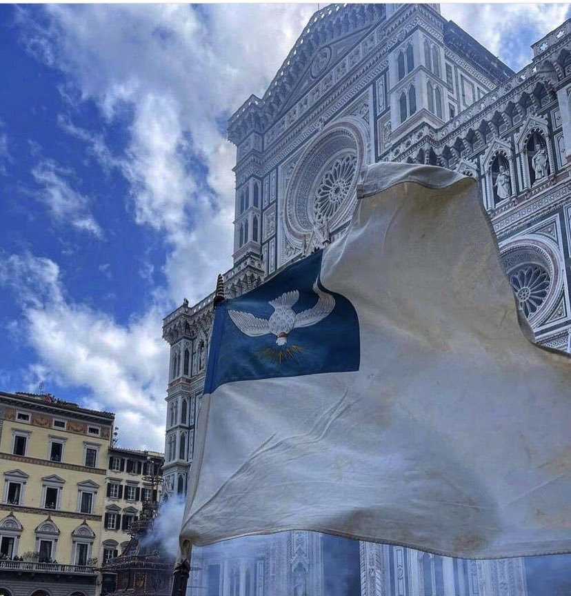larazenoni65's tweet photo. #fiorentinisinasce #bianchisantospirito #tradizioni #calciostorico #piazzasantacroce Pasqua a Firenze https://t.co/t1b6OTAWOL