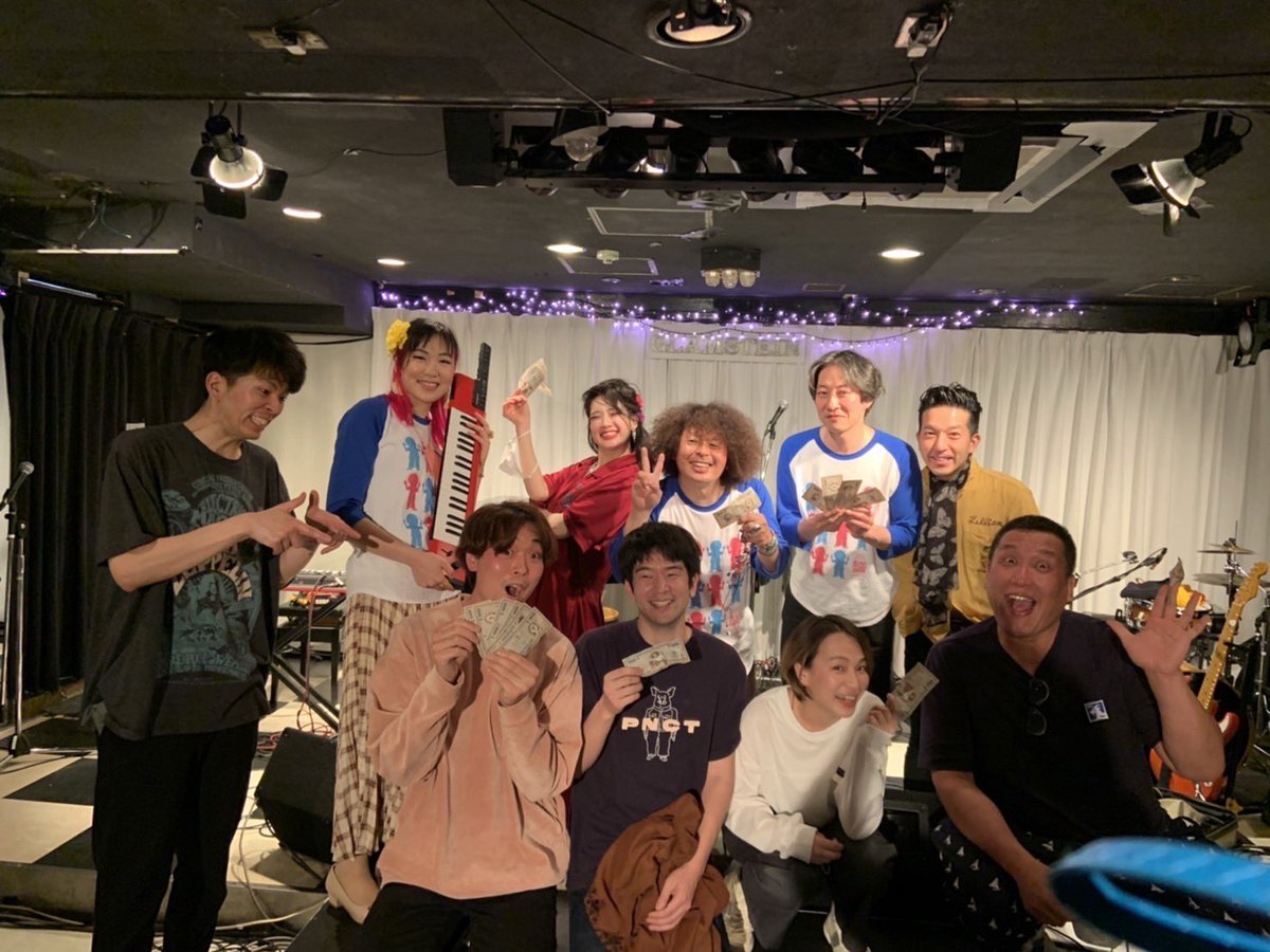 natsumiyuzu's tweet photo. イナギタケシ de fuwafuwa
主催ライブ
ご来場いただいた皆様、ありがとうございました〜！💛✨

床に舞い散ったおカネ……一晩明けて冷静になって見るとシュールだなぁ……

#右からおっぱいがやってくる https://t.co/RQNhWJIA44