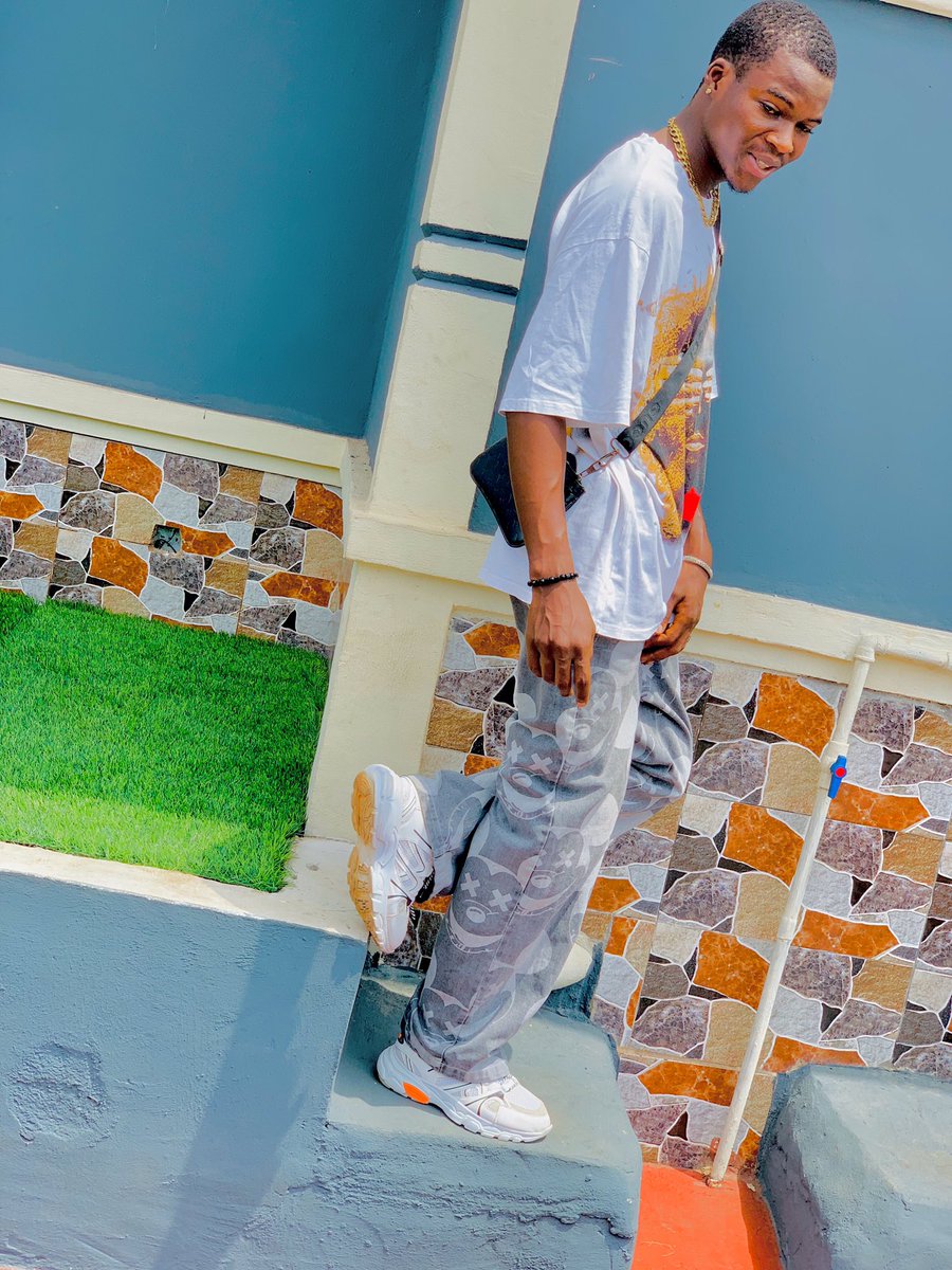 DicekidSos's tweet photo. Don’t hate me cos my hearts full of love ♥️ new music 22nd #HolyMe✝️
#newmusic #afrobeats #music #Entertainment #KwakuTheTraveller https://t.co/NeZ5WDOcSR