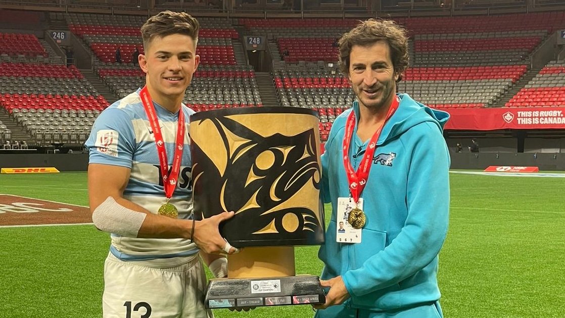 AndresPando_'s tweet photo. Ya habían hecho historia con la medalla de bronce en Tokio. Ahora escribieron otro capítulo en Vancouver saliendo campeones en el Circuito Mundial después de 13 años. Lo de estos Pumas 7s, con Gómez Cora a la cabeza y Marcos Moneta como figura, es una cosa de locos. #Rugby https://t.co/jkTPf5wLik