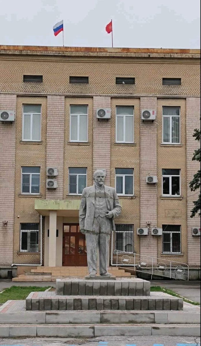 irynapodolyak's tweet photo. Today in Henichesk, Kherson region, collaborators restored a monument of Lenin, which was dismantled in 2015. https://t.co/pfrqQT6xKd