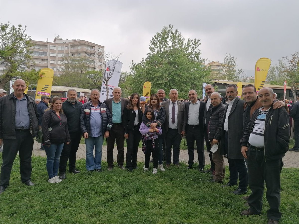 Bayraklı Belediyemizin 23 Nisan Çocuk Şenlikleri etkinlikleri kapsamında Soğukkuyu Mahallemizde bir araya geldik. . #MahalleBizim #BayraklıBenimAilem