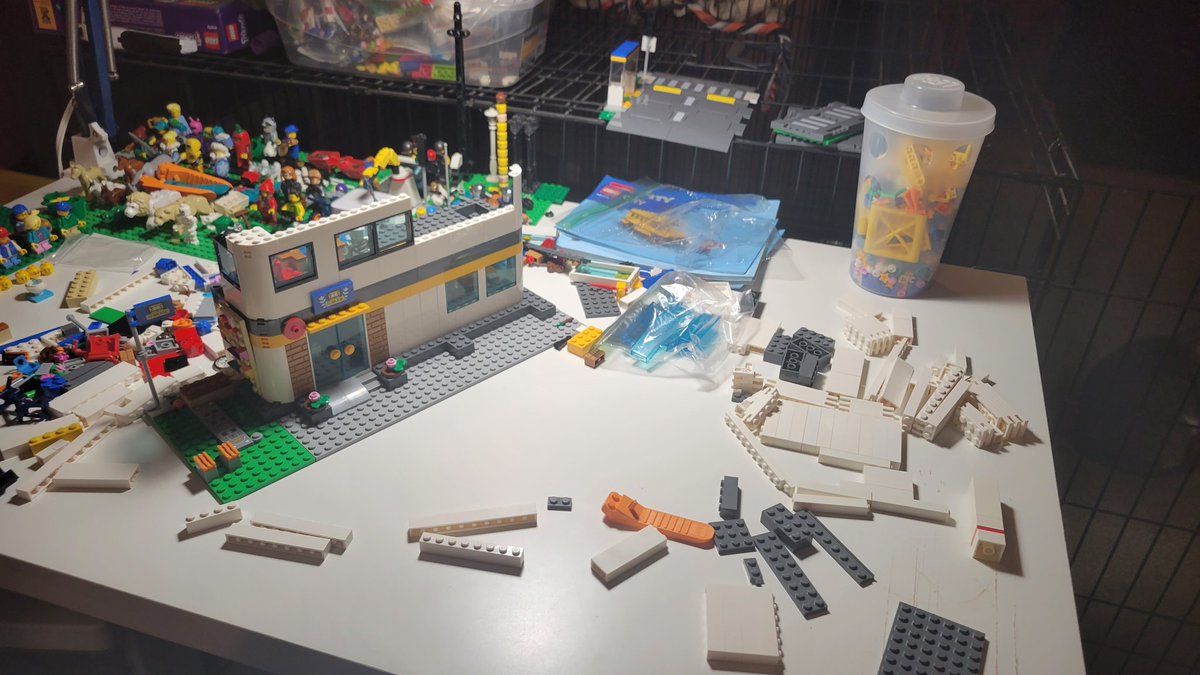 alt_world's tweet photo. I Lego'd this weekend with a simple MOD of the Lego school set ๐
#Lego #Afol #LegoMOD https://t.co/jITLiDBabR