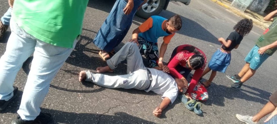 MalvadoElvis's tweet photo. #ReporteMalvado
¡URGENTE!
Vecinos de Lomas del Caroni reportan que un señor (GERARDO CENTENO) fue arrollado en su bicicleta, personas que estaban cerca brindan primeros auxilios. 

Se necesita unidad AMBULANCIA para traslado a hospital. 
--
#Pzo #18Abr #Accidente https://t.co/jLRIVQWlKW