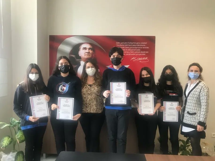 BKizmiranadolu's tweet photo. Teknofest 2022 “Çevre ve Enerji Teknolojileri “ Yarışması Ön Değerlendirme Aşamasını geçen Future Sparkles ve Aperion takımındaki öğrencilerimizi, danışman öğretmenlerimizi tebrik eder,başarılarının devamını dileriz . https://t.co/ddfHEOVM1P