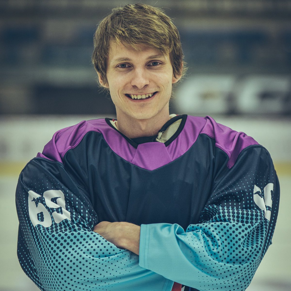 😍 Řekli bychom, že <a href="/Kumbik_/">Radek Kumbera</a> dres našeho esportového týmu docela sluší. 😉