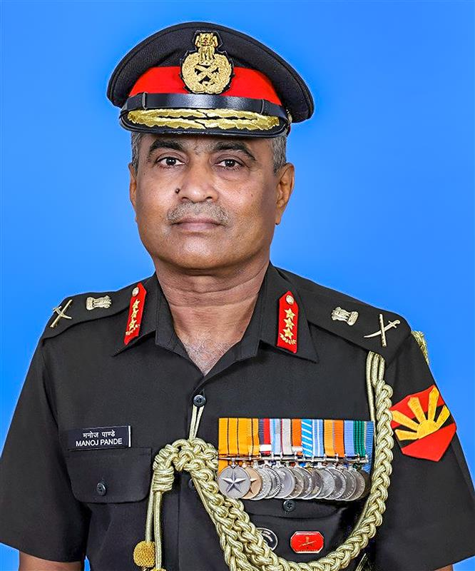 ShivAroor's tweet photo. BREAKING: Lt Gen Manoj Pande named India's next Chief of the Army Staff. He is from the Corps of Engineers. Takes over at the end of this month with the retirement of Gen MM Naravane. https://t.co/Oa88hq8Irf
