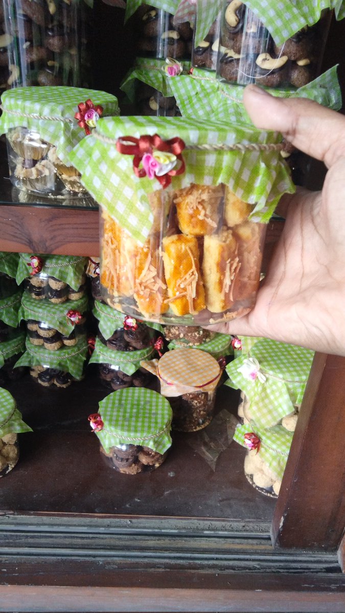 Nweety's tweet photo. Liat ini jadi inget seseorang 🤤 Dy cowo, CS di salah 1 unit kerjaku, dy penyuka cookies dy juga jago bikin cookies sendiri 😍 Ga bisa bayangin, seharian sibuk di kantor melayani nasabah juga masi sempet²nya bercengkrama dg oven di rumahnya. CS BRI hebat!!
#ROSurabaya
#BOSampang https://t.co/jDmTNdEi70
