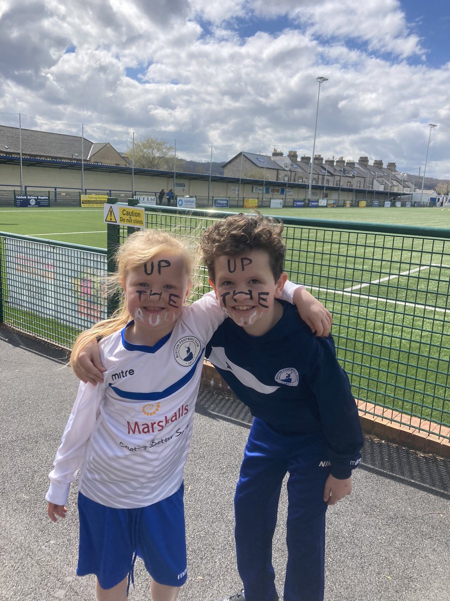 faye_scragg's tweet photo. Football ready #upthebucks #football #family @njk260979 https://t.co/F1TAaKVa6d
