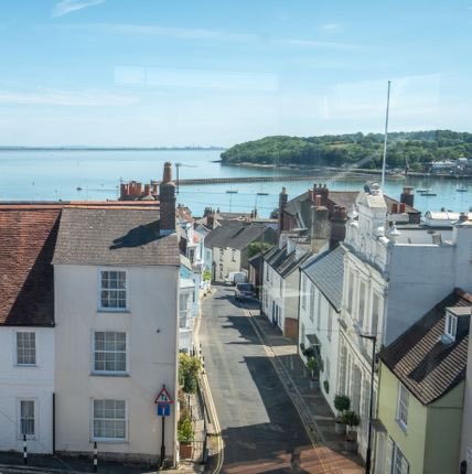 SaraCurranFH's tweet photo. Did you know that ⁦@NorthHouseIOW⁩ is only a few minutes walk from sea 🌊 
#CowesLife https://t.co/OsYw2A5ITJ